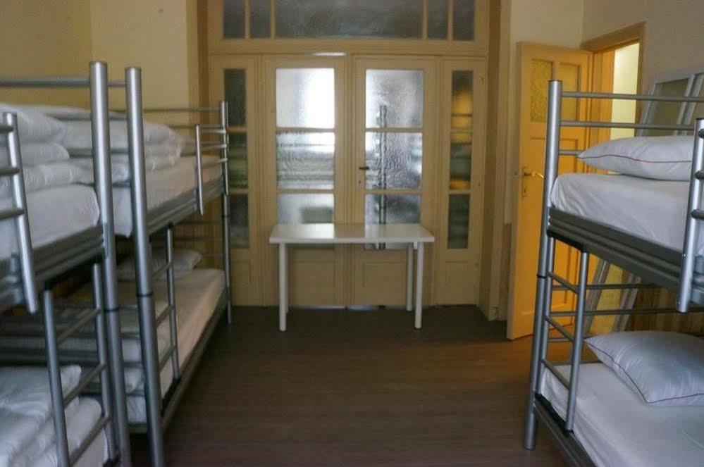 Es Hostel Saint-Gilles ภายนอก รูปภาพ